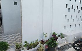 RedDoorz near Stasiun Batang